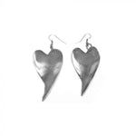 Cercei handmade Vestopazzo din aluminiu reciclat, model inimă pliată, design neregulat și dimensiune maxi.