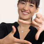 Femeie zâmbitoare purtând colier placat cu argint cu pandantiv în formă de craniu, model Inner Beauty, marca Vestopazzo