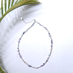 Colier delicat cu cristale în nuanțe mov și perluțe, accesorii argintii din oțel inoxidabil, vedere de ansamblu.