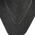 Colier din lanțuri fine argintii, cu pandantive duble în formă de V și lungime reglabilă.