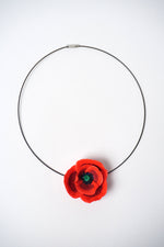 Colier handmade cu mac roșu din fimo, pe sârmă neagră, diametru 14 cm, închidere tip șurub.