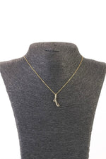 Colier din oțel inoxidabil auriu, cu pandantiv în formă de două lacrimi ondulate suprapuse și lanț reglabil.