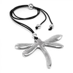 Colier handmade cu medalion în formă de libelulă din aluminiu reciclat, purtat pe tricou alb