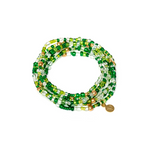 Colier lung handmade din mărgele verzi și accente din alamă, purtat înfășurat de două ori în jurul încheieturii, stil boem, marca Vestopazzo.