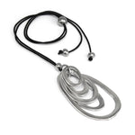 Colier handmade Vestopazzo cu pandantiv din ovale neregulate, din aluminiu reciclat, pe șnur reglabil negru