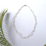 Colier multișir cu perle albe sidefate, finisaj argintiu al firelor și închidere magnetică.