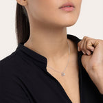 Colier placat cu argint cu pandantive potcoavă și mână, purtat la gât de un model