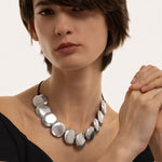 Colier statement handmade Vestopazzo, purtat pe gât, compus din elemente rotunde plate din aluminiu reciclat
