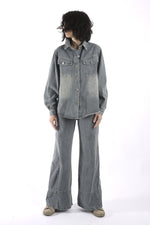 Compleu din denim gri, format din bluză lejeră și pantaloni cu croială amplă, prezentat frontal.