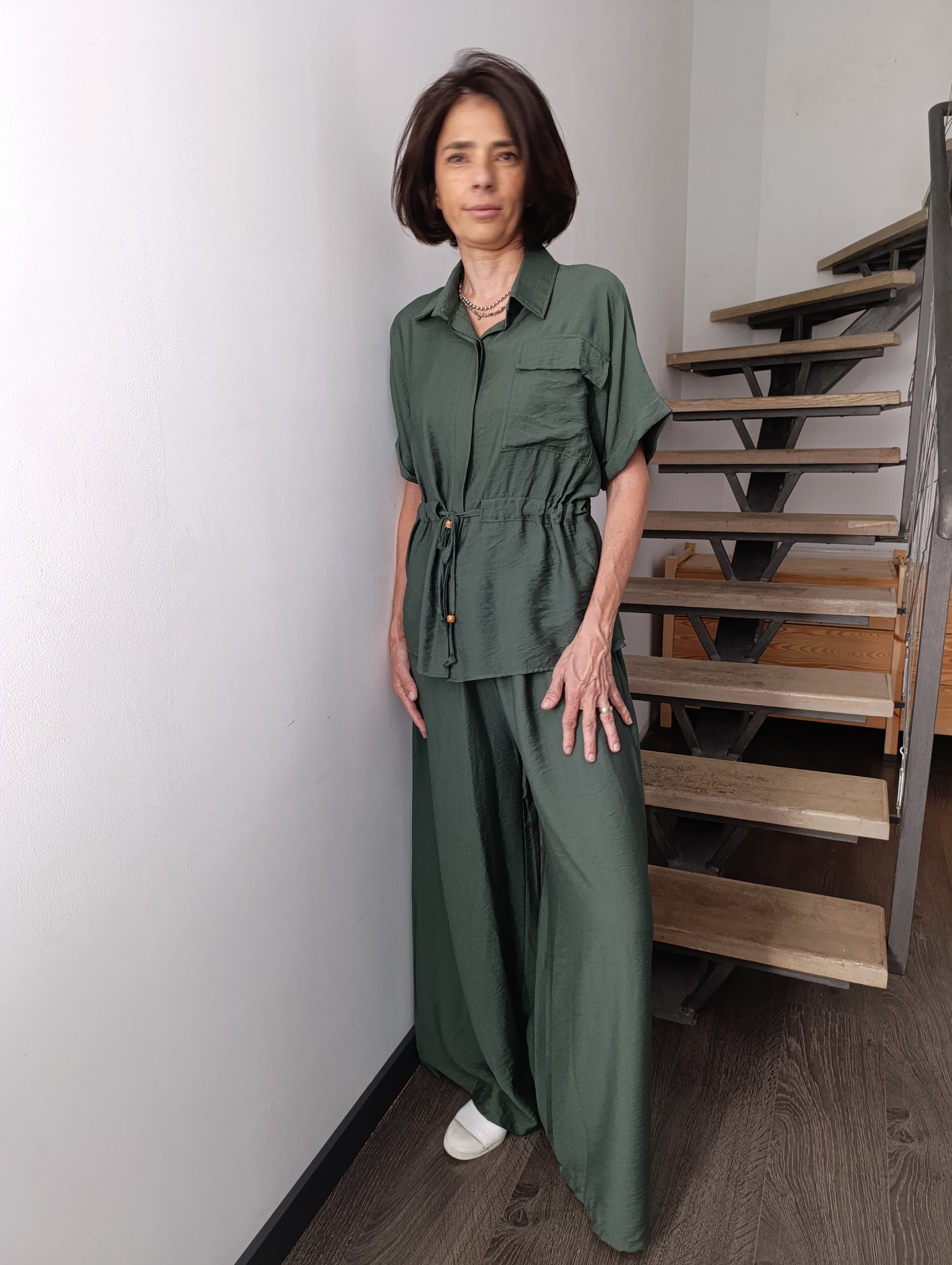 Compleu verde satinat cu pantaloni și bluză cu mâneci suflecate și buzunar frontal