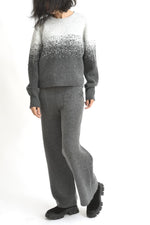 Compleu tricotat degrade, vedere din spate, trecere subtilă a culorii din deschis în închis.