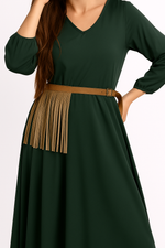 Curea din piele întoarsă camel cu franjuri, vedere laterală, finisaj mat și textură moale.