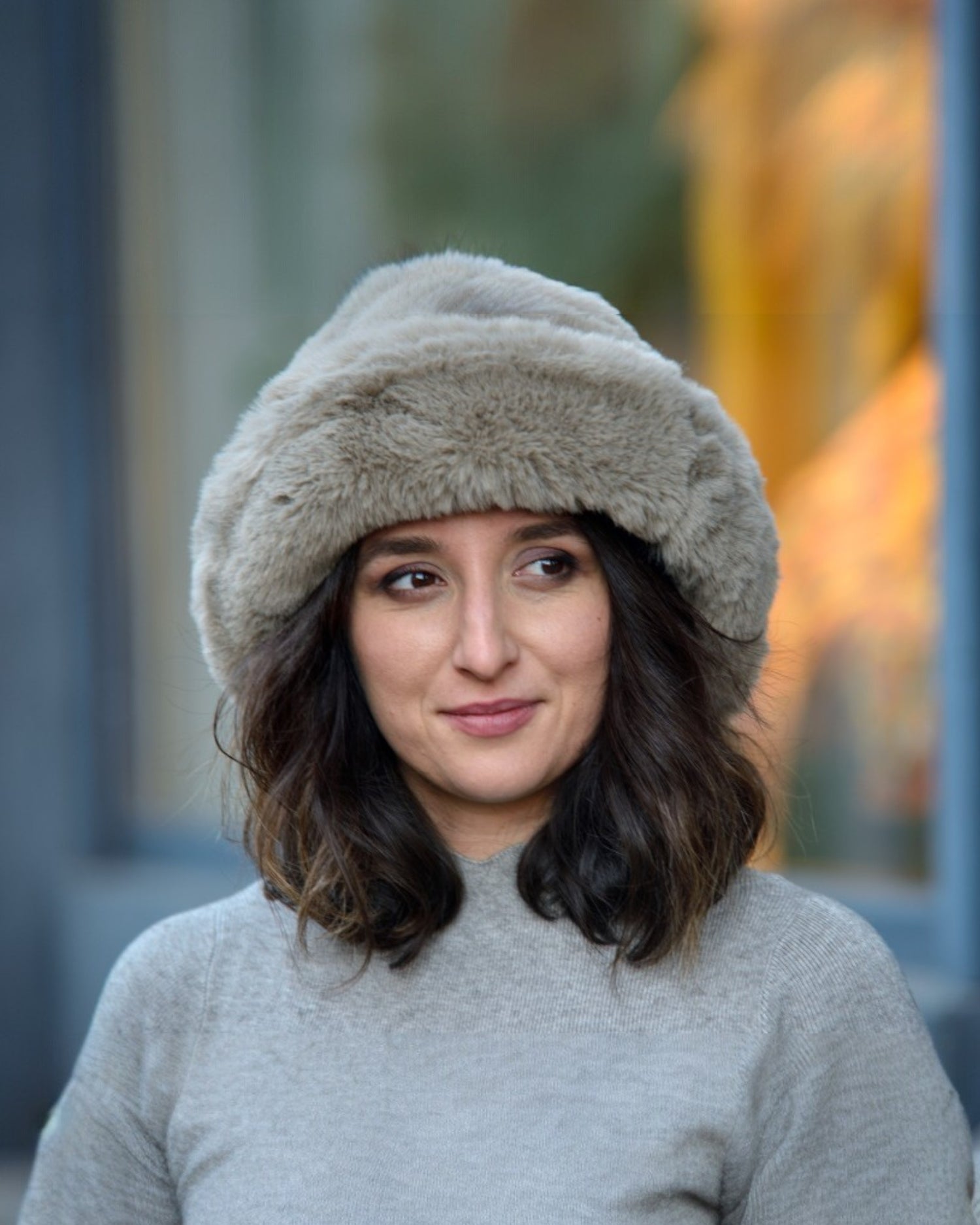 Pălărie Tip Bucket Din Blană Artificială – Accesoriu Fluffy Cu Reglaj