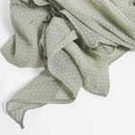 Textură delicată de eșarfă verde-salvie cu buline, din material fluid.