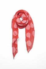 Eșarfă roșu-coral cu buline roz mari, din material fluid și lejer.