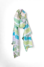 Eșarfă moale din viscoză cu imprimeu tie dye turcoaz și alb, textură fluidă și plăcută.
