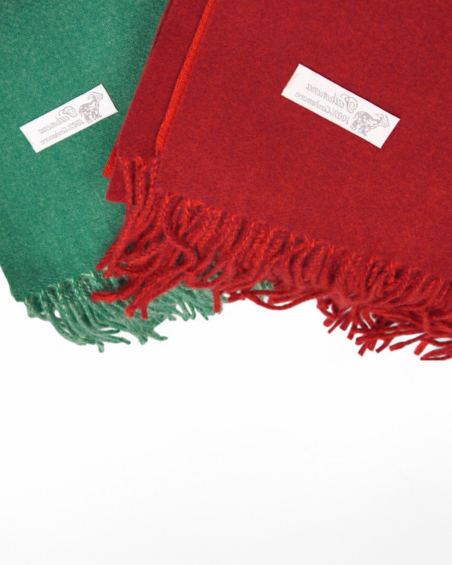 Model poartă un fular pashmina roșu, din material fin și moale, înfășurat pe umeri.