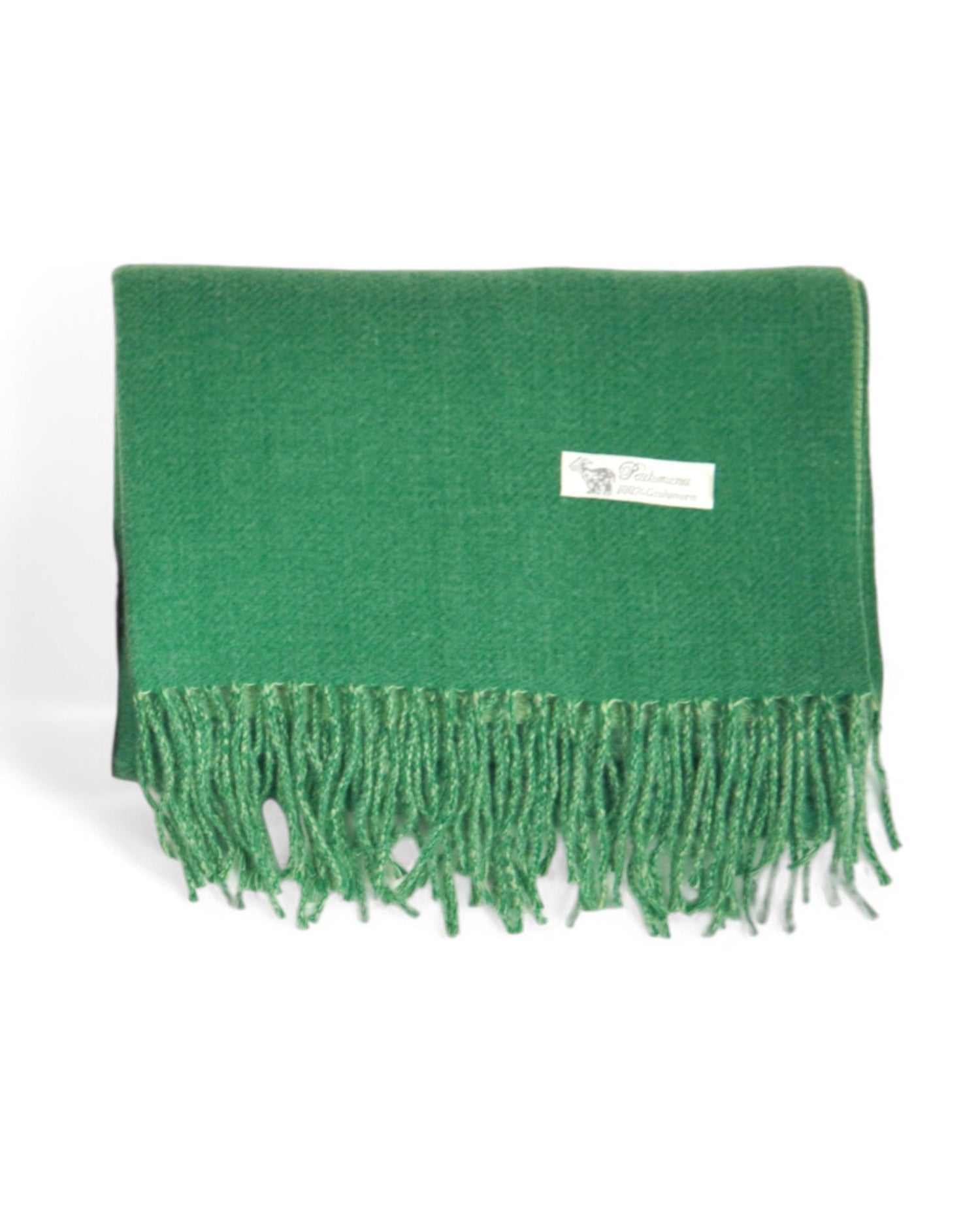 Detaliu de franjuri și textură pentru fularul pashmina verde, material moale și lucios.