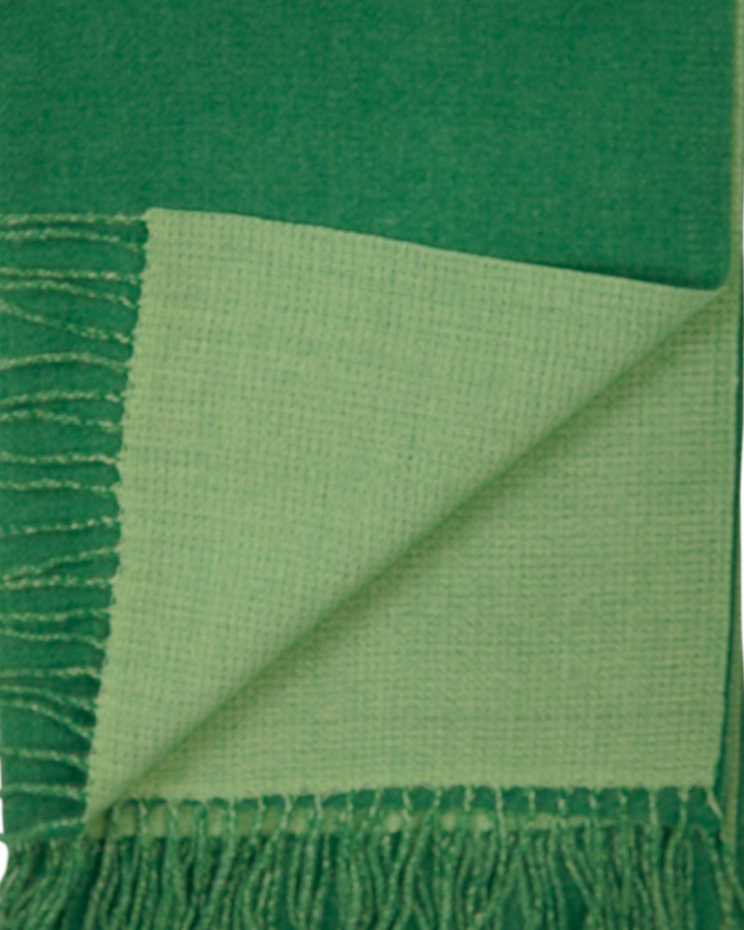 Detaliu de material al fularului pashmina verde, cu țesătură moale și margini finisate.
