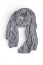 Fular tricotat gri, moale și elegant, din lână și cașmir, cu finisaje fine.