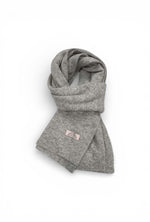 Fular tricotat gri, cu textură fină și cădere naturală, ideal pentru stratificare în sezonul rece.