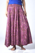 Fustă-pantalon tip șalvar cu imprimeu etnic paisley în nuanțe vibrante de fucsia și auriu. Croială fluidă și confortabilă, cu elastic în talie și stil oriental boem.