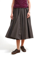 Fustă midi maro din bumbac cu jupon, talie elastică și croială cloș, vedere frontală.