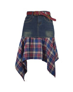 Fustă scurtă din denim albastru cu inserții din material cu carouri roșii și albastre, vedere din față.