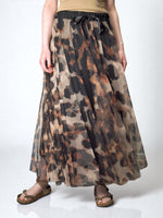 Fustă lungă cu mult volum, model plisat și imprimeu animalier, talie elastică cu fundă satinată