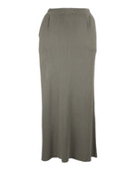 Detaliu al taliei unei fuste lungi din tricot moale, cu croială confortabilă.