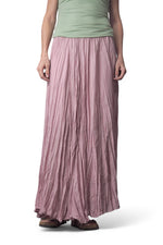 Fustă lungă roz cu croială amplă și talie elastică, fotografiată frontal pe model.