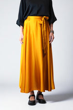 Fustă lungă galben ocru cu finisaj satinat și croială lejeră în A