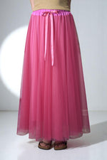 Fustă lungă din tul roz cu talie elastică și fundă satinată în față, material transparent dublat, model vaporos