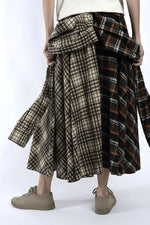 Detaliu de material cu textură plăcută și imprimeu în carouri, potrivit pentru purtare zilnică.