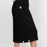 Fustă midi neagră din rib cu detaliu lateral, bandă elastică în talie și terminație franjurată.