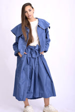 Fustă midi voluminoasă albastră, surprinsă din fata cu talie evidențiată