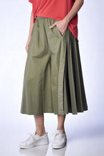 Fustă midi kaki cu pliuri laterale și design lejer, perfectă pentru ținute casual.