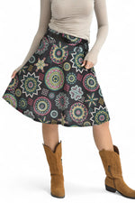 Fustă midi neagră cu imprimeu etnic multicolor, vedere frontală pe model.