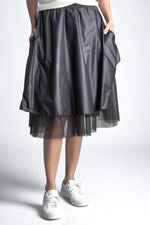 Fustă midi neagră cu dublu strat, strat superior lucios și strat inferior din tul transparent.