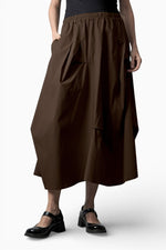 Fustă midi maro cu croială balon, cu buzunare laterale și talie elastică