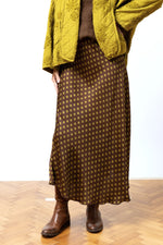 Fustă satinatã midi maro cu imprimeu buline galbene, stil casual-chic, vedere frontală.