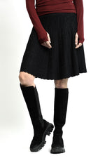 Detaliu de material pentru fustă din tricot, evidențiind straturile fine și textura moale.