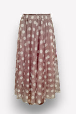 Fustă midi din tul cu buline mari, asortată cu top alb, perfectă pentru ținute casual.