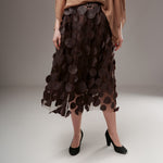 Fustă din tul maro cu aplicații rotunde, fotografiată în studio pe model