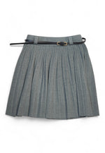 Fustă plisată gri deschis cu curea subțire din piele și cataramă elegantă aurie