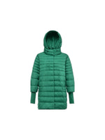 Geacă verde matlasată cu glugă și mâneci trei sferturi, finisaj lucios și croială lejeră.