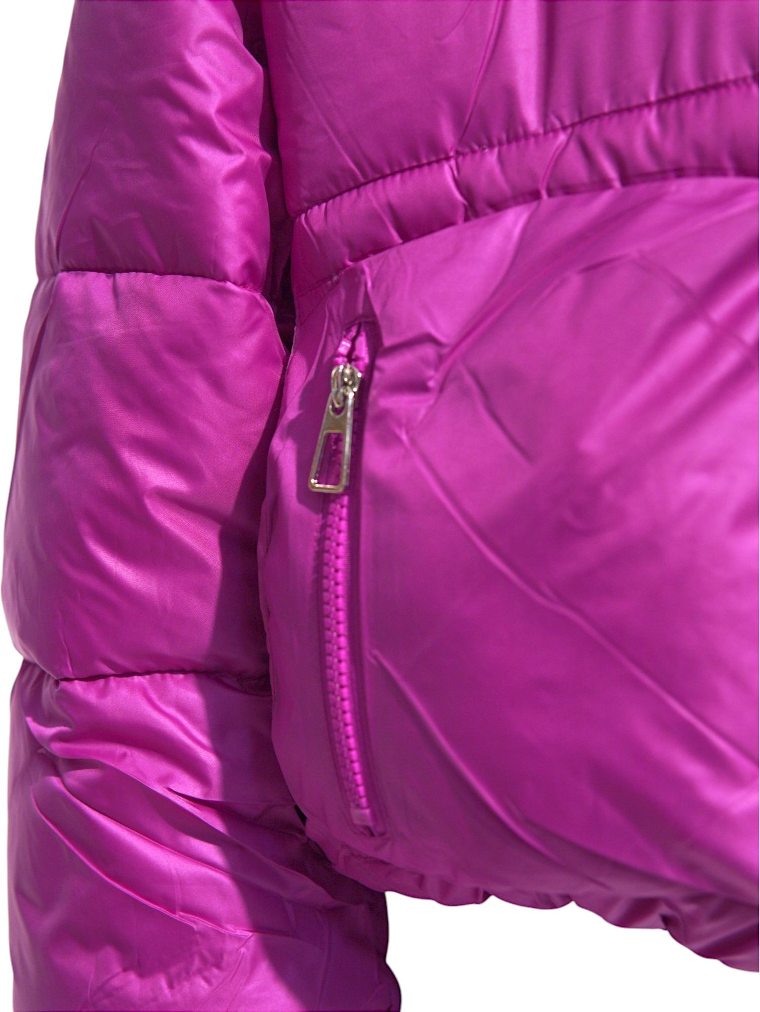 Buzunar lateral cu fermoar al gecii fucsia, ideal pentru depozitarea obiectelor personale.