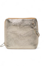 Geantă din piele naturală aurie, cu buzunar exterior cu fermoar și detaliu metalic lucios.