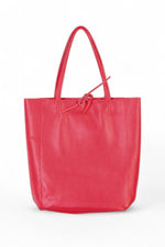 Geantă roșie din piele naturală, cu șnur decorativ și interior cu portofel detașabil.