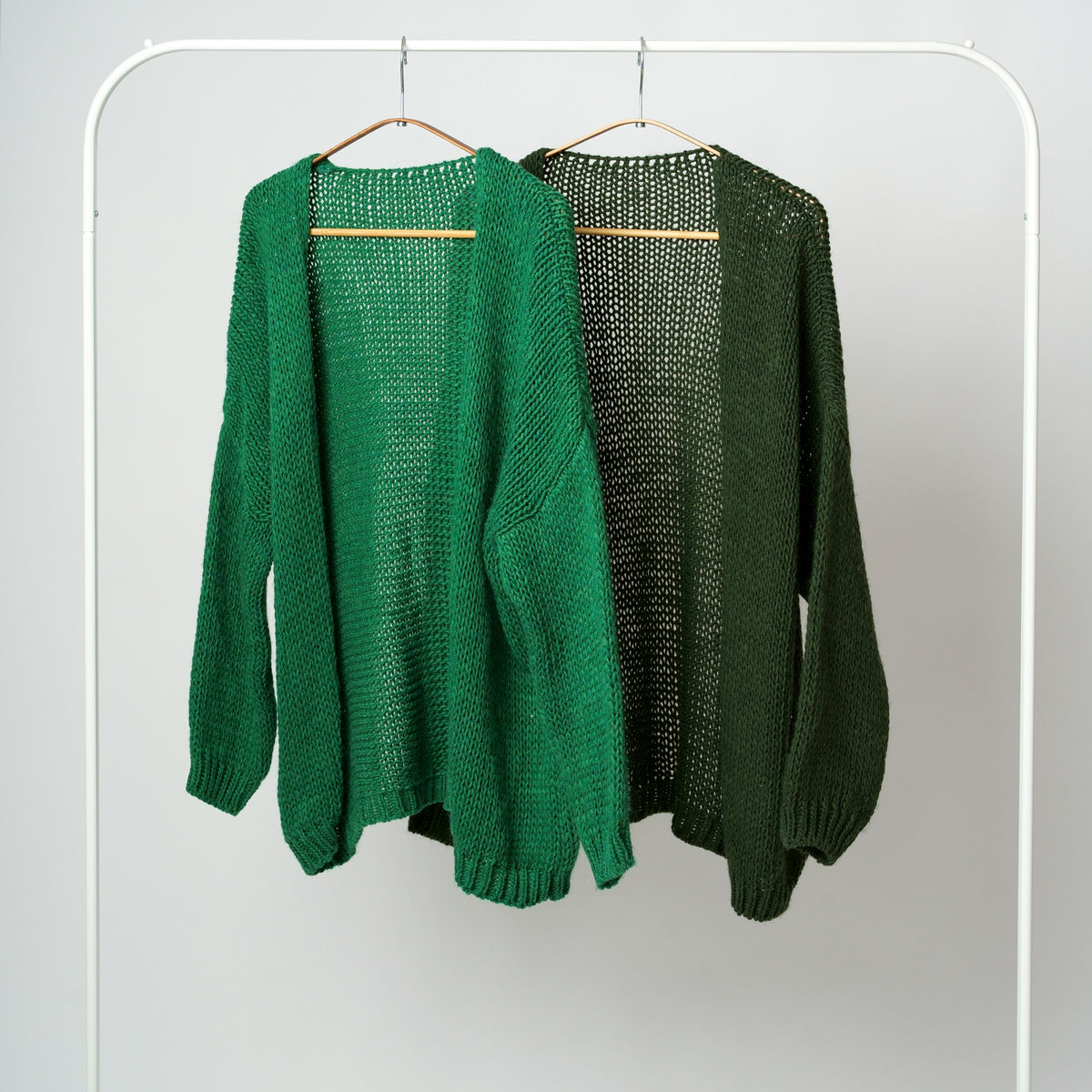 Detaliu de textură pentru hanoracul verde oversized, material plăcut la atingere